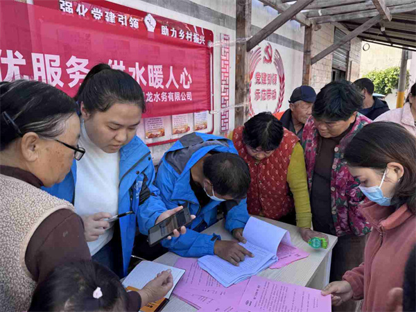 貼心服務(wù)暖民心  供水保障零距離   ——周口銀龍水務(wù)流動服務(wù)進社區(qū)，精準(zhǔn)破解城鄉(xiāng)用水難題